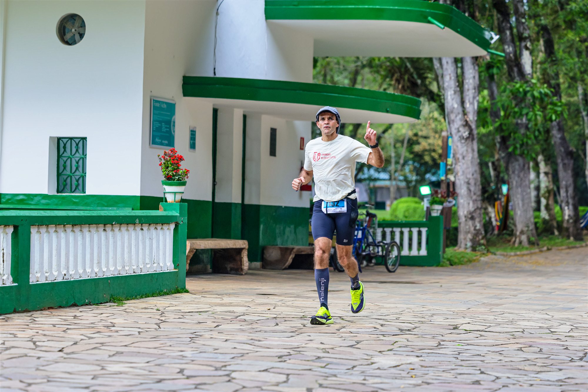 Atleta correndo pelas ruas da cidade