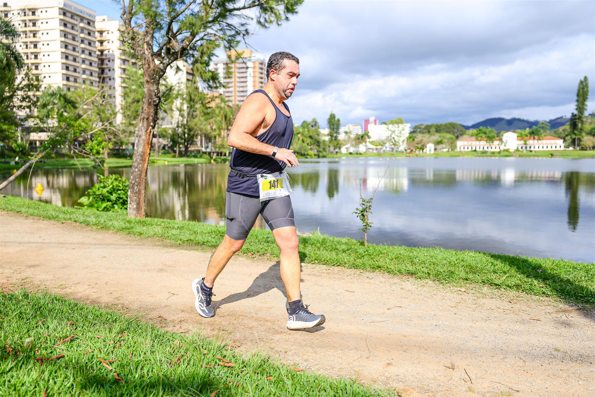 Atleta correndo às margens do Lago