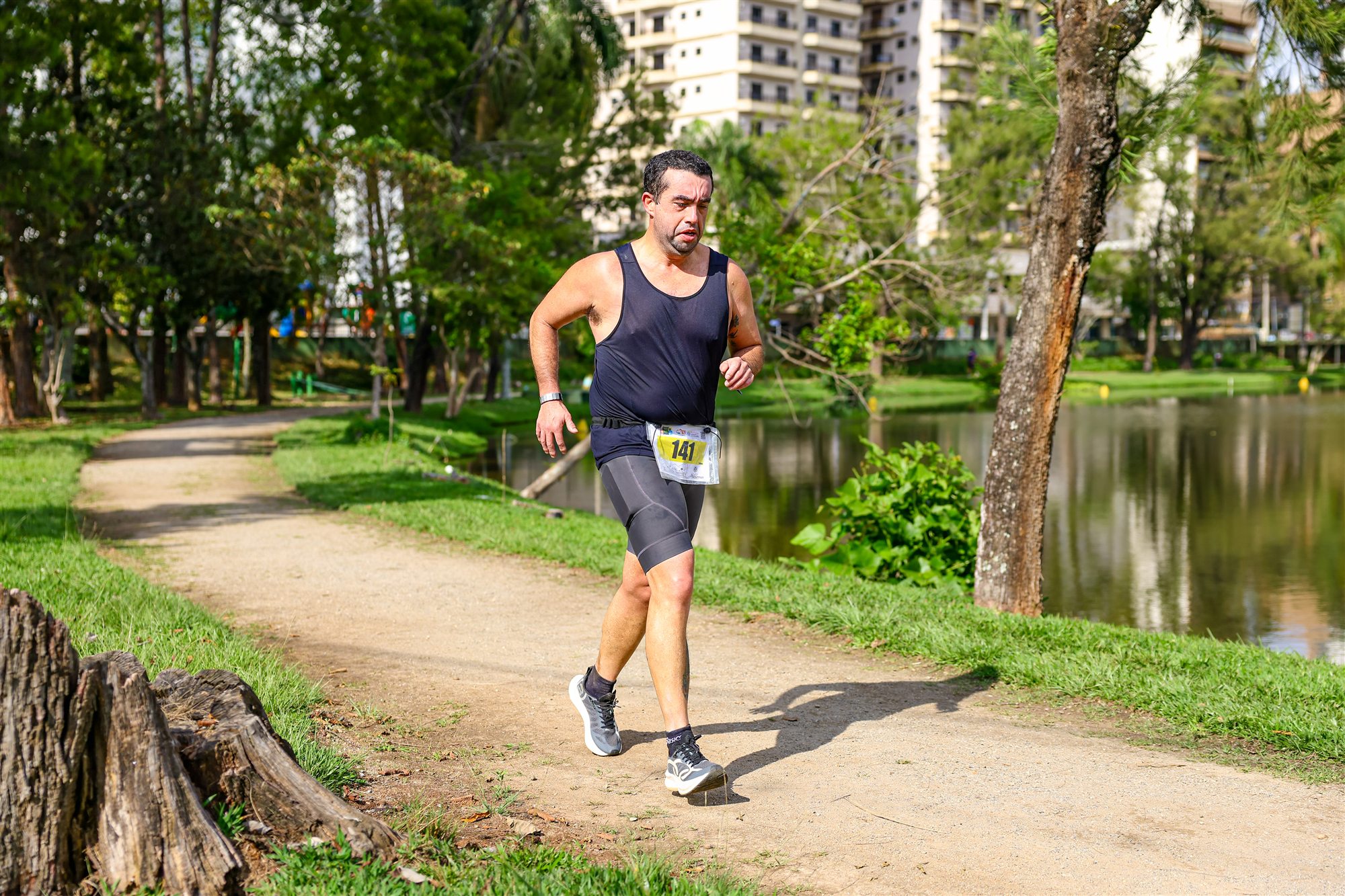 Atleta percorrendo o trajeto da prova